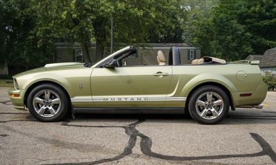 2005 Ford Mustang Base