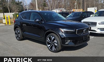 2025 Volvo XC40 Plus Bright
