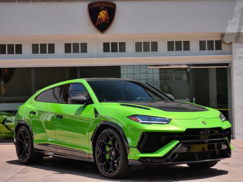 2023 Lamborghini URUS — a typically priced live listing