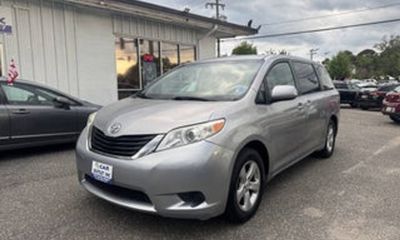 2012 Toyota Sienna LE 8 Passenger
