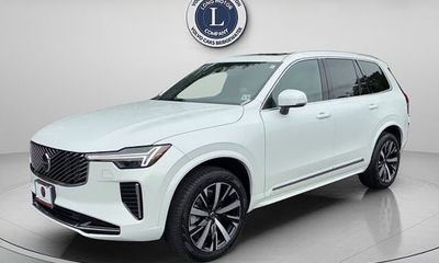2025 Volvo XC90 Core