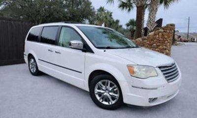 2010 Chrysler Town AND Country RT