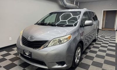 2012 Toyota Sienna LE 8 Passenger