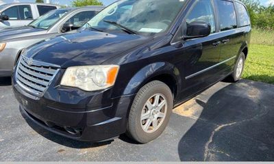 2010 Chrysler Town AND Country RT