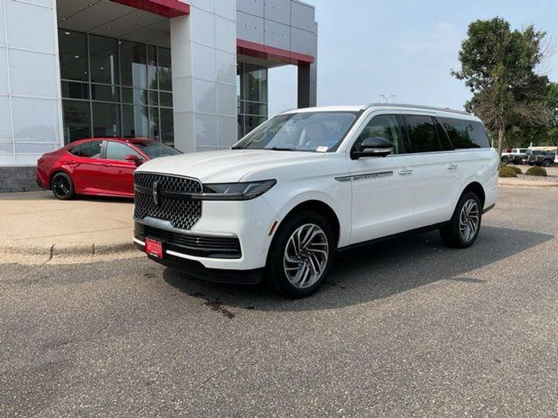 2025 Lincoln Navigator L — a typically priced live listing
