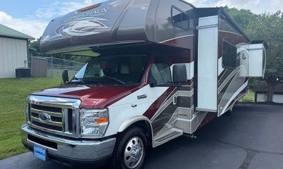 2017 Ford E-450 Base