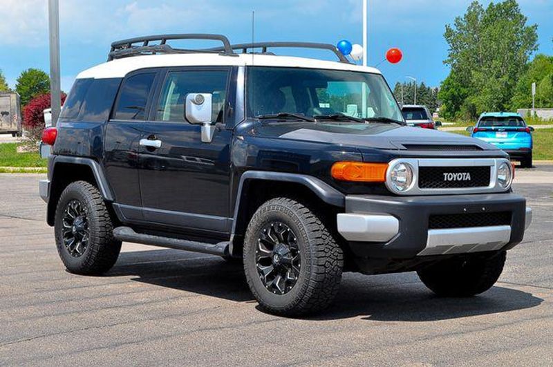 2008 Toyota Fj Cruiser — a typically priced live listing