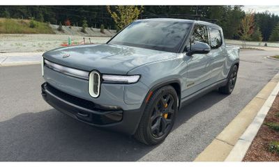 2025 Rivian R1T Premium