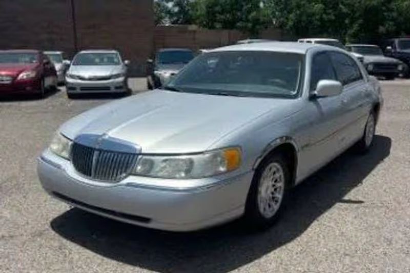 1998 Lincoln Town Car — a typically priced live listing