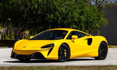 2023 McLaren Artura Base