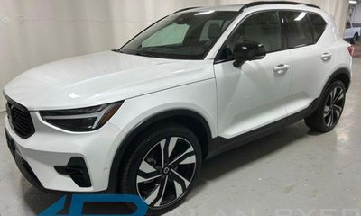 2024 Volvo XC40 Ultimate Dark