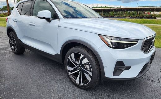 2025 Volvo XC40 Ultra Bright