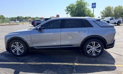 2024 Cadillac Lyriq Tech 1