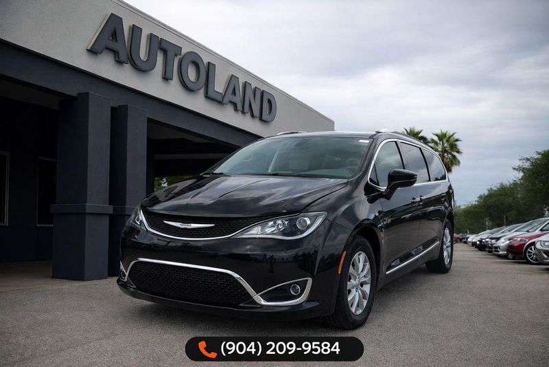 2019 Chrysler Pacifica — a typically priced live listing