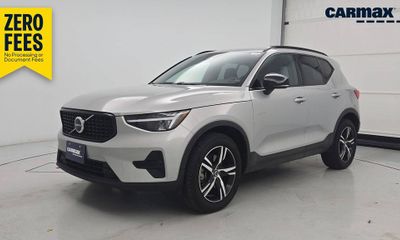 2024 Volvo XC40 Core Bright Dark