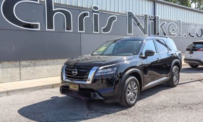 2025 Nissan Pathfinder SV