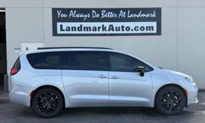 2027 Chrysler Pacifica Select