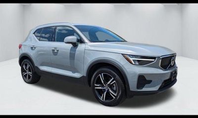 2025 Volvo XC40 Core