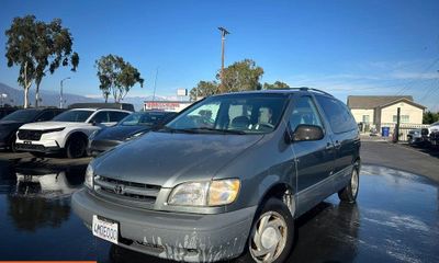 2000 Toyota Sienna LE XLE
