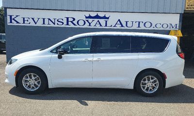 2024 Chrysler Voyager LX