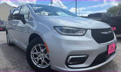 2024 Chrysler Pacifica Touring L