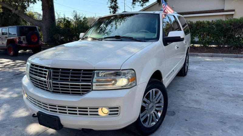 2008 Lincoln Navigator — a typically priced live listing