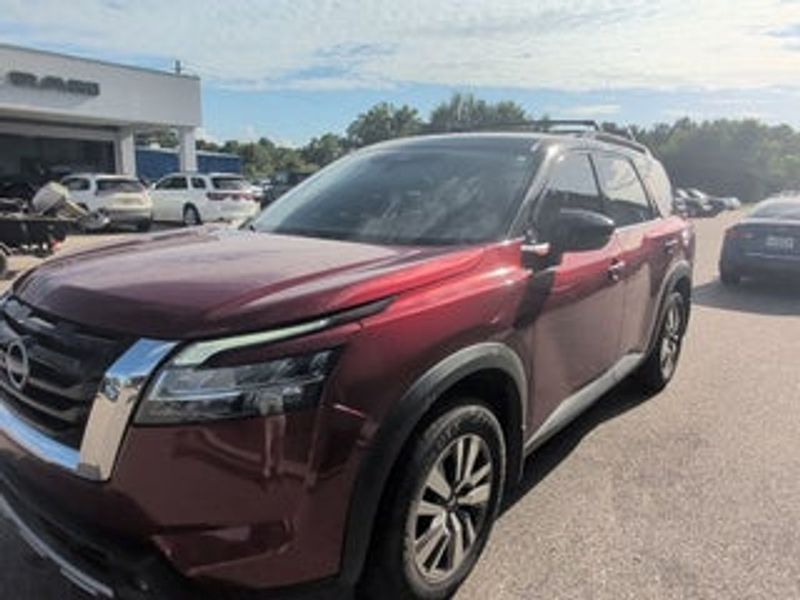 2022 Nissan Pathfinder — a typically priced live listing