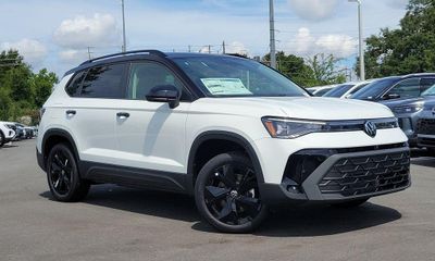 2026 Volkswagen Taos SE Black