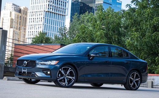 2024 Volvo S60 Plus Dark
