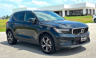 2023 Volvo XC40 Core Bright Theme