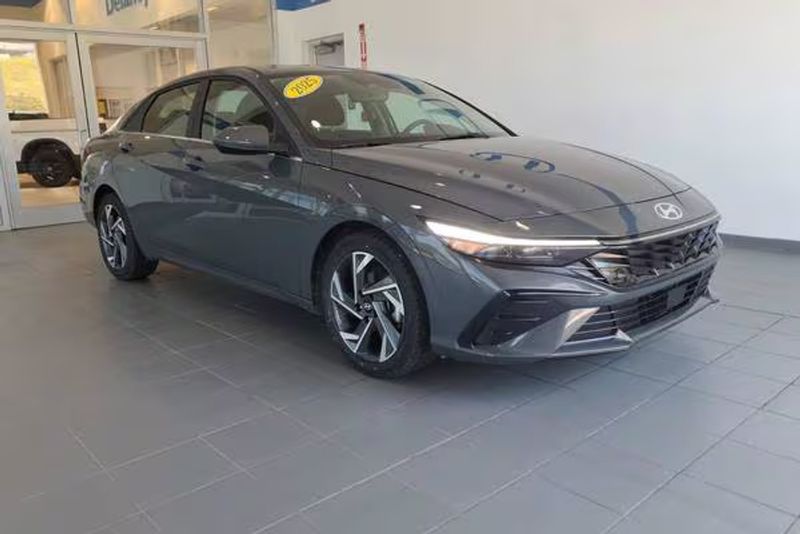 2025 Hyundai Elantra — a typically priced live listing