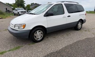 2000 Toyota Sienna LE XLE