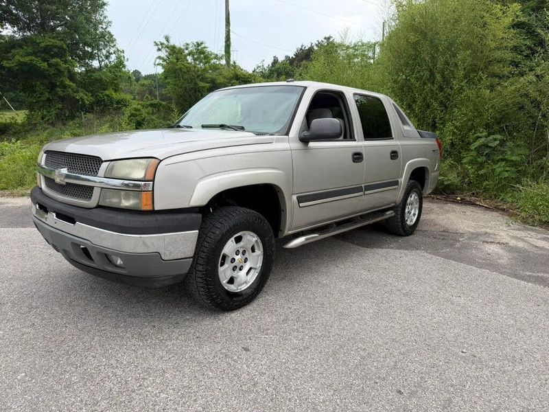 2005 Chevrolet Avalanche — a typically priced live listing