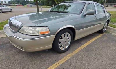 2005 Lincoln Town CAR Signature Limited
