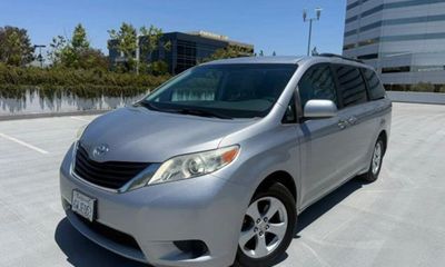 2012 Toyota Sienna LE 8 Passenger
