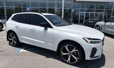 2024 Volvo XC60 Ultimate Dark