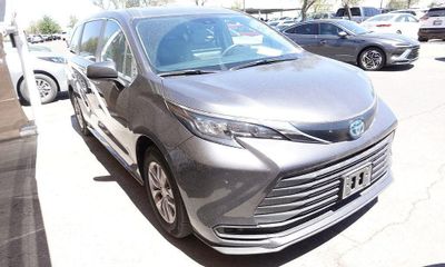 2025 Toyota Sienna LE