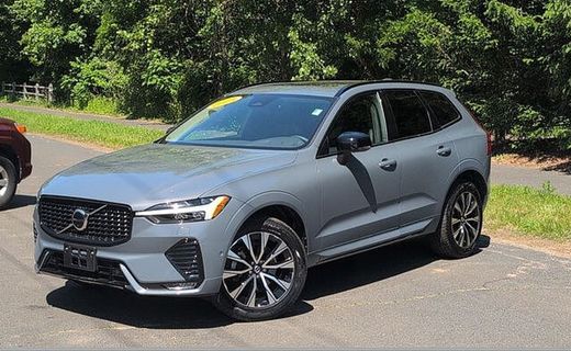 2023 Volvo XC60 Plus Dark