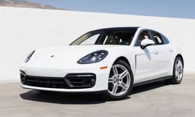 2023 Porsche Panamera 4 Platinum
