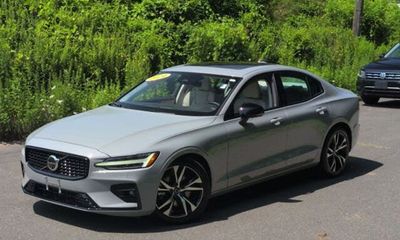 2024 Volvo S60 Plus Dark