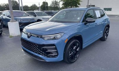 2025 Volkswagen Tiguan SE Black