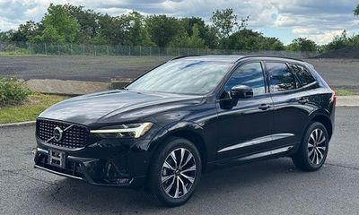 2023 Volvo XC60 Plus Dark