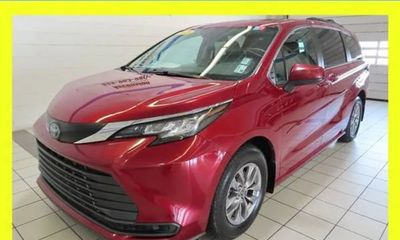 2023 Toyota Sienna LE