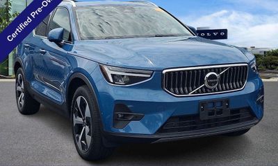 2025 Volvo XC40 Plus Bright