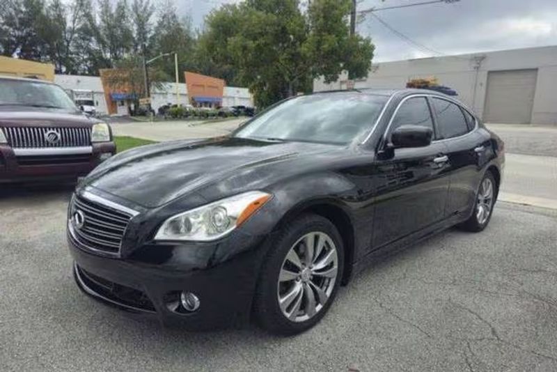 2013 Infiniti M37 — a typically priced live listing
