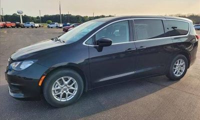 2023 Chrysler Voyager LX