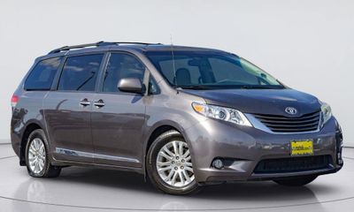2013 Toyota Sienna XLE 8 Passenger