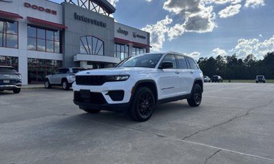 2025 Jeep Grand Cherokee Laredo Altitude