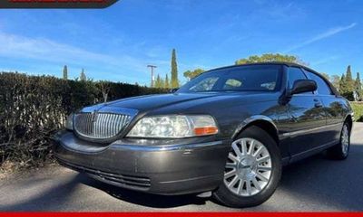 2003 Lincoln Town CAR Signature