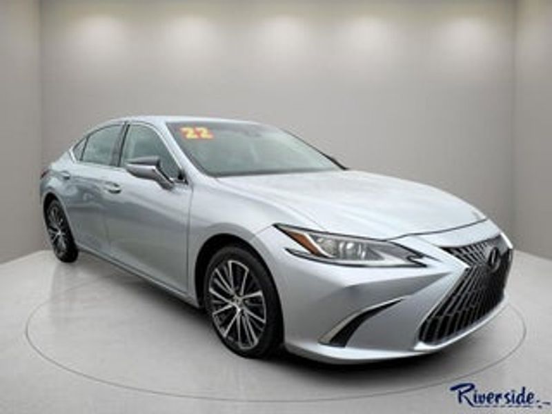 2022 Lexus ES — a typically priced live listing